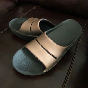 OOFOS (slip on) pre-owned-FREE SHIPPING!!